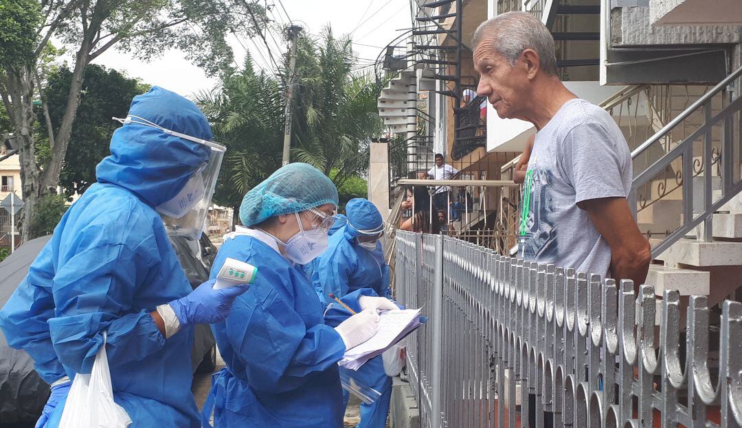 Es el proceso de búsqueda de casos sospechosos de covid-19 en las comunas, puerta a puerta se están realizando tamizajes para descartar o tomar medidas con los casos sospechosos. Todo esto hace parte del plan de acción  de Priorización de microterritorios de la Alcaldía de Cali y la Secretaría de Salud