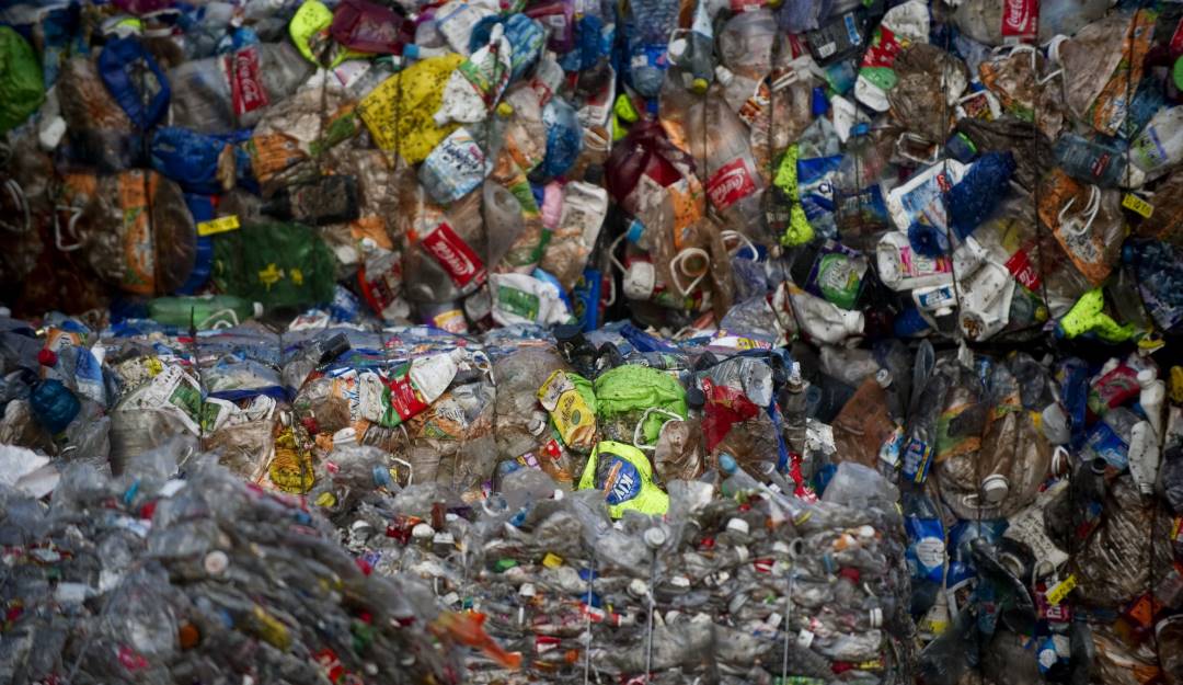 Toneladas de residuos plásticos compactados en México.     Foto: Getty 