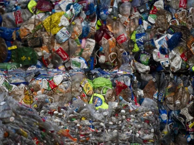 Toneladas de residuos plásticos compactados en México.     Foto: Getty 