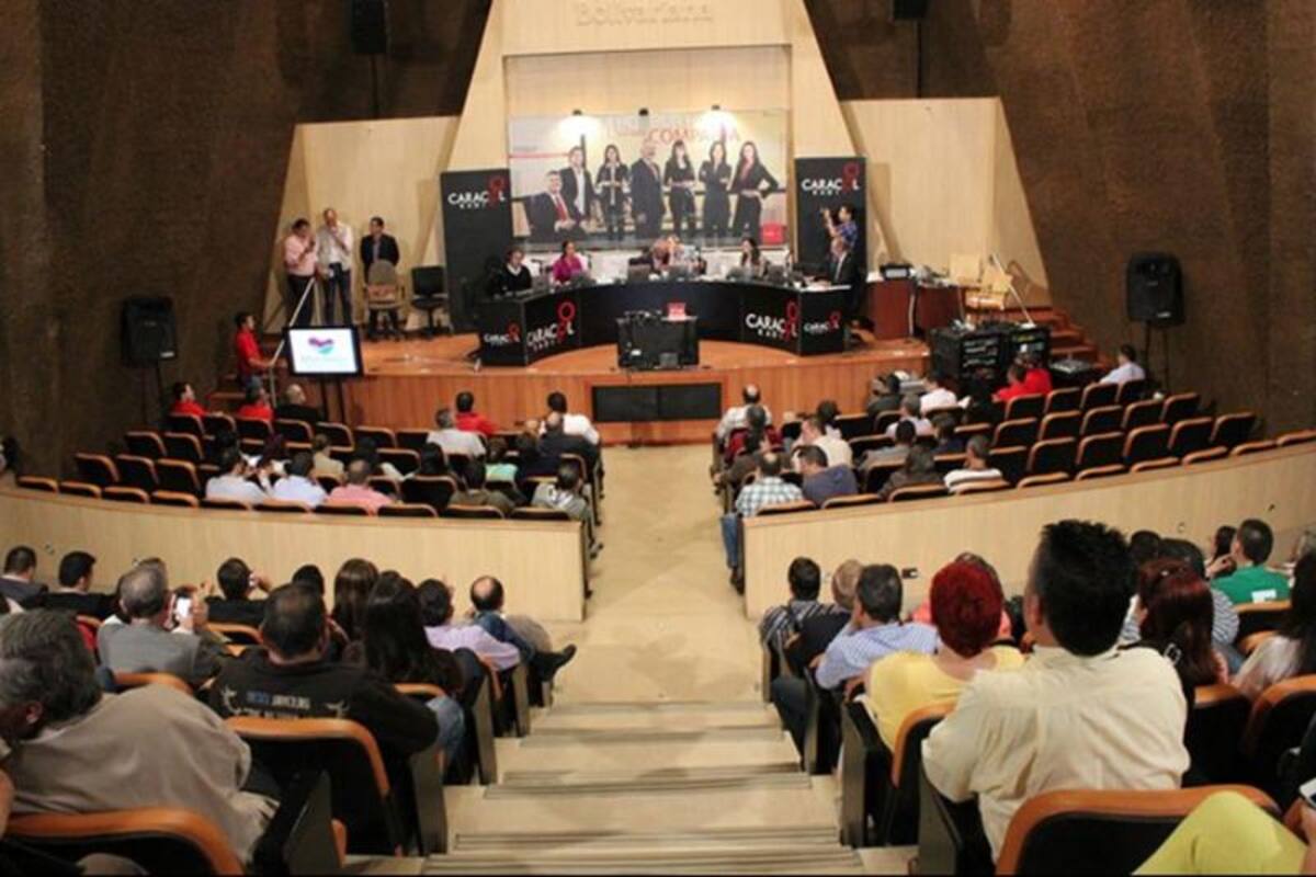 Darío Arizmendi y su equipo desde la ciudad más innovadora del mundo, mostrando lo mejor de Antioquia y sus gentes. Foto: Caracol Radio.