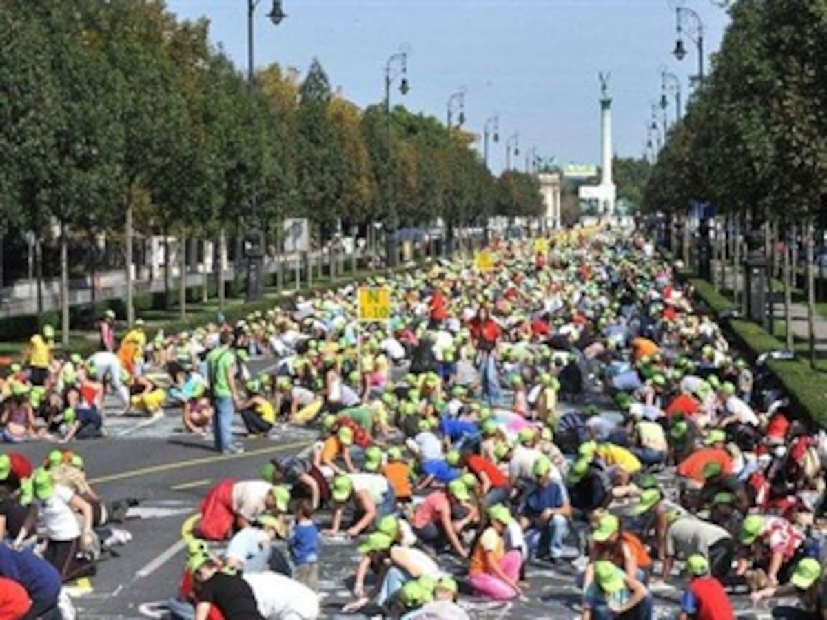 Cinco mil personas dibujaron en el asfalto para batir Record Guinness