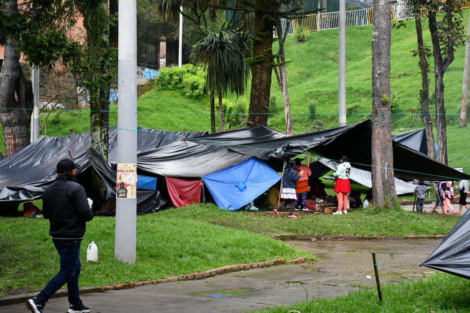 Indígenas Emberá en el costado norte del Parque Nacional. Foto: Cortesía Secretaría de Integración Social.