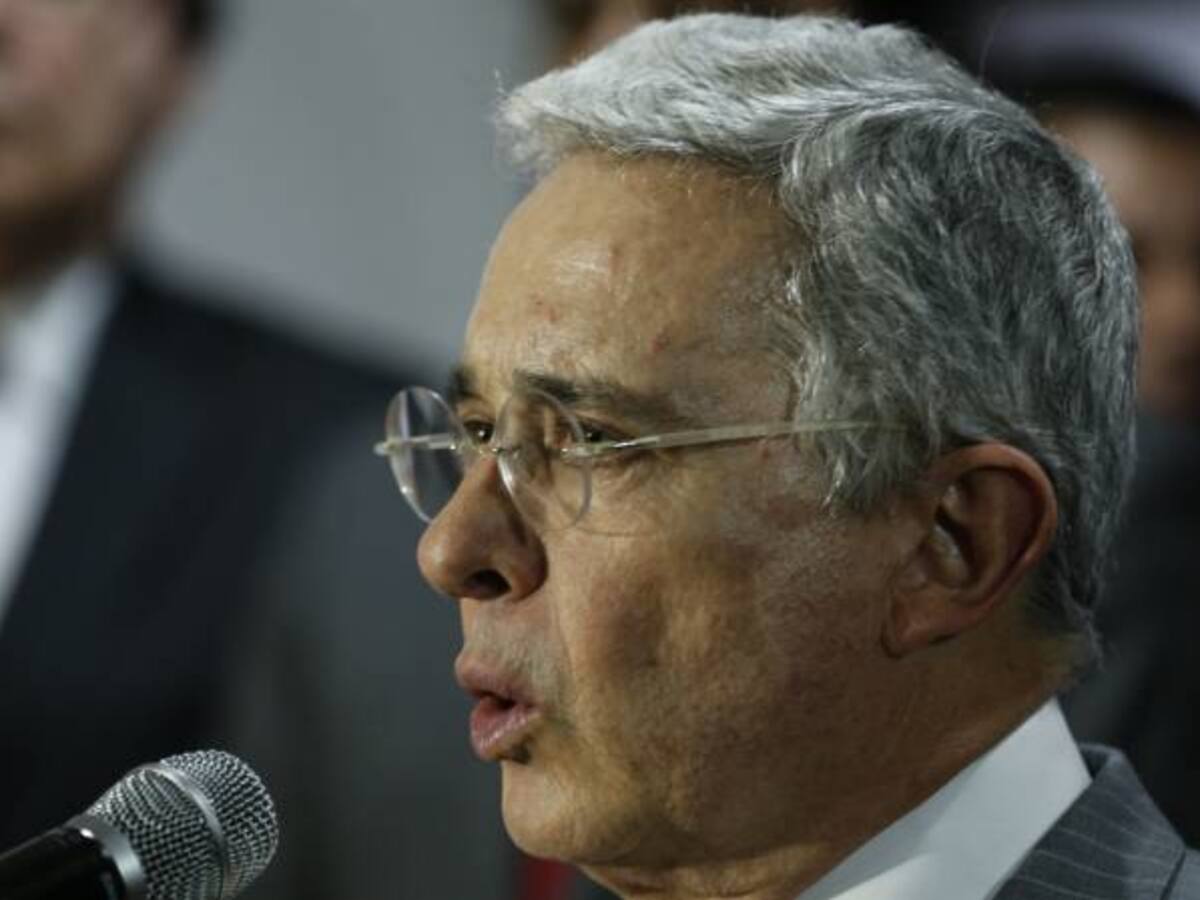 Uribe le cerró la puerta a debate o reunión personal con el presidente Santos