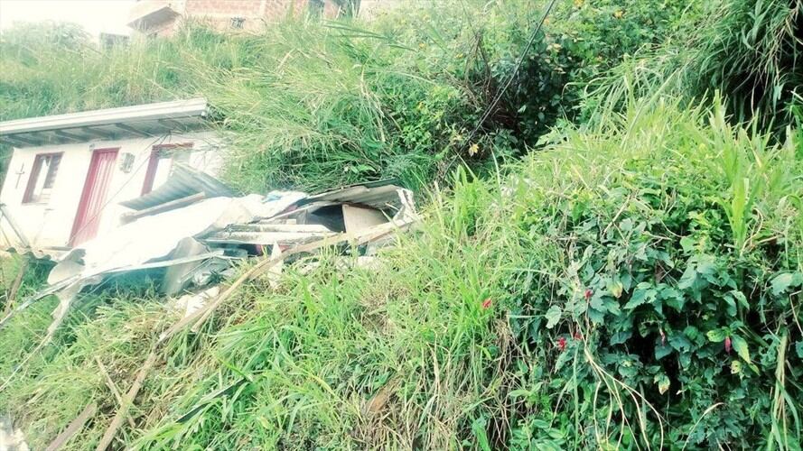 Dos viviendas colapsaron en el barrio Llanaditas, comuna ocho de Medellín. Foto: Cortesía Dagrd