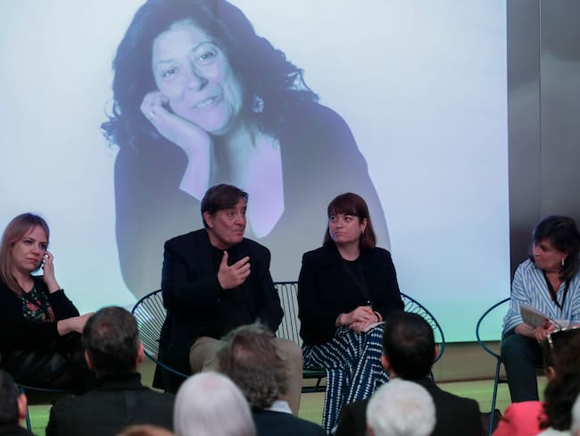 BOG400. BOGOTÁ (COLOMBIA), 27/04/2025.- El director del Instituto Cervantes, el español Luis García Montero (ci), participa este domingo del conversatorio In Memoriam: En recuerdo de Almudena Grandes en la XXXVII Feria Internacional del Libro de Bogotá (FILBo 2025) que se realiza en el recinto ferial de Corferias en Bogotá (Colombia). El primero de una serie de homenajes a grandes representantes de la literatura española de la Feria Internacional del Libro de Bogotá (FilBo) fue este domingo a la escritora Almudena Grandes, cuyas novelas han sido clave para la configuración de la memoria de la posguerra española. EFE/ Carlos Ortega