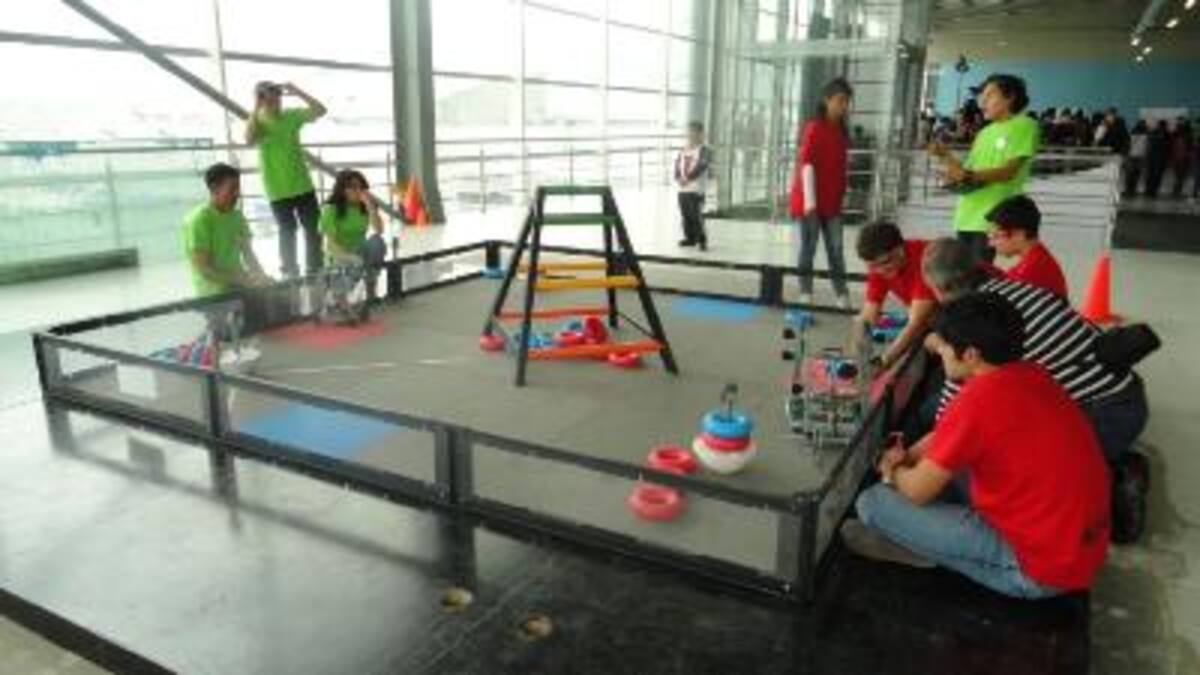 26 febrero. VEX Robotics Competition. En la zona de práctica los participantes evaluaban el estado de su robot y mejoraban sus capacidades con el control.