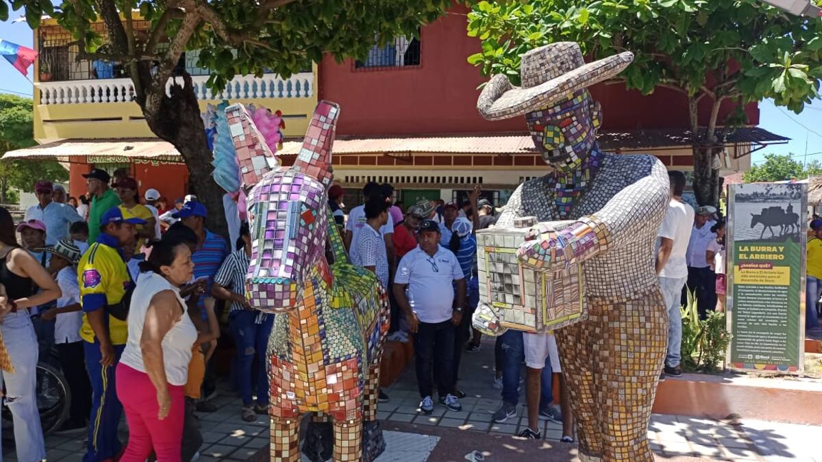 Polémica escultura de una burra fue reinaugurada en Sincé, ahora tiene compañero