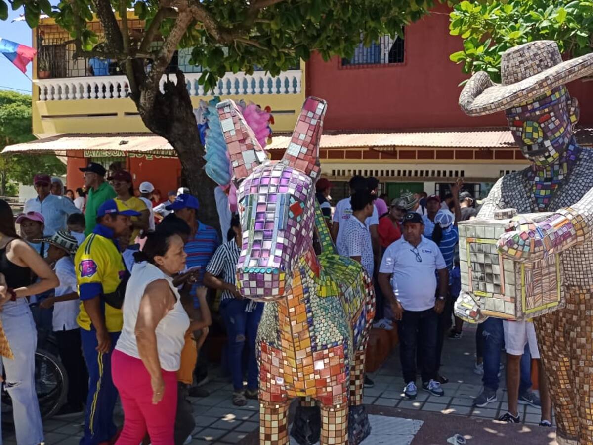 Polémica escultura de una burra fue reinaugurada en Sincé, ahora tiene compañero