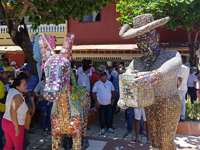Polémica escultura de la burra de Sincelejo fue reinaugurada en Sincé y tiene compañero