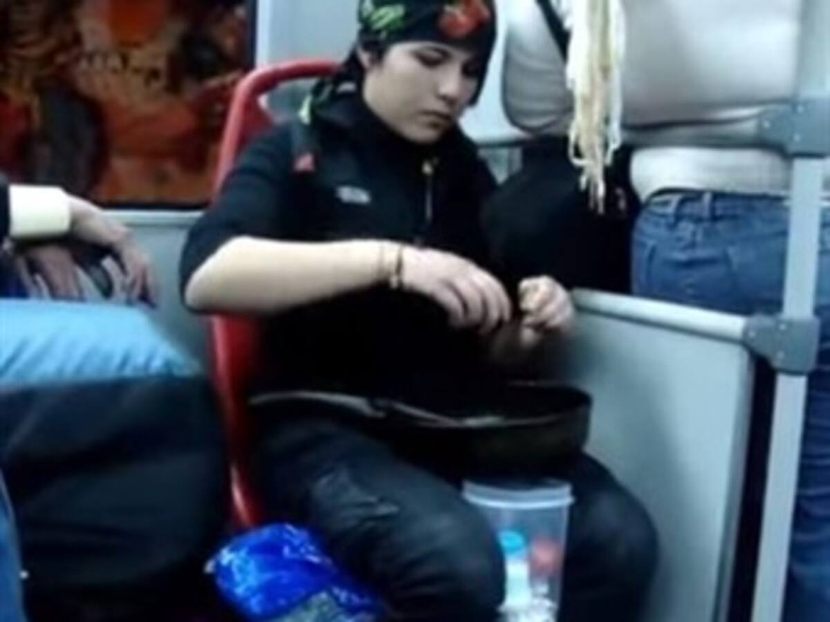 Video: Mujer prepara huevos pericos en un transmilenio