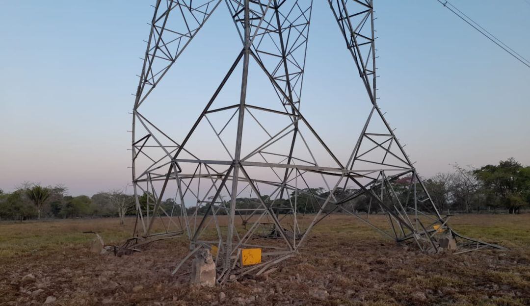 Torre afectada con artefactos explosivos