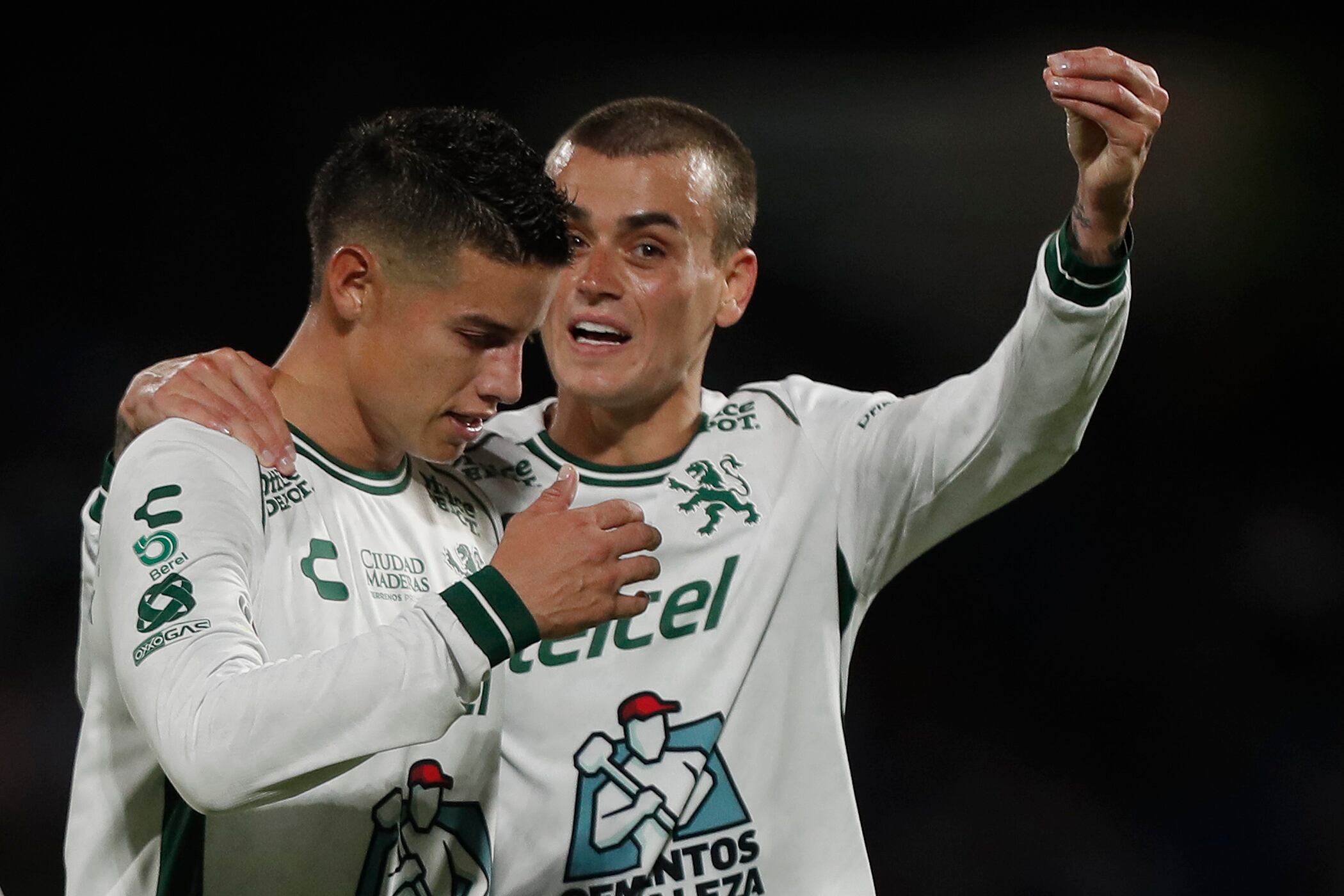 James Rodríguez (i) y Nicolás Fonseca, jugadores del León - EFE/ Isaac Esquivel