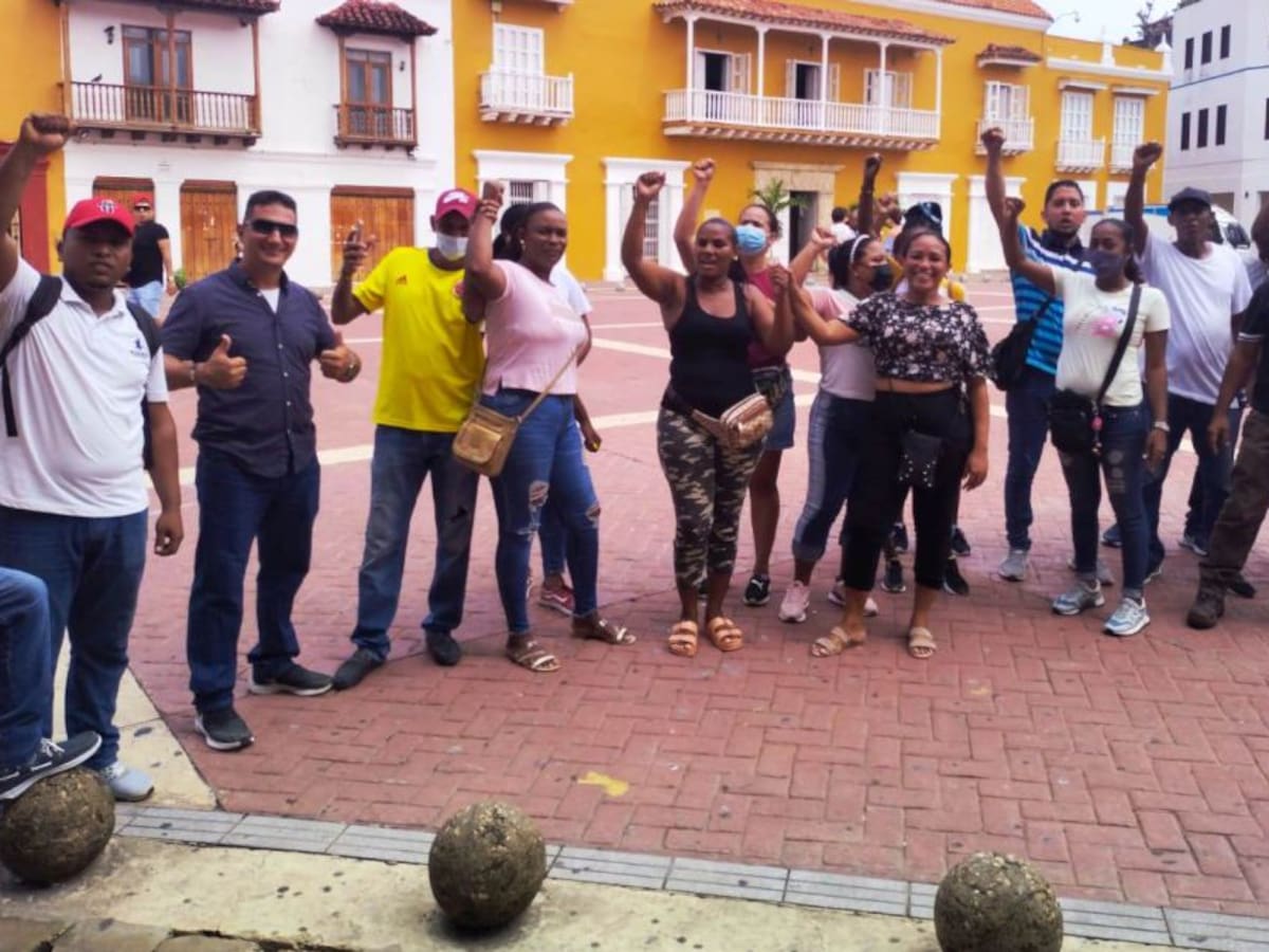 Contratistas y manipuladoras de antiguo operador del PAE realizaron plantón