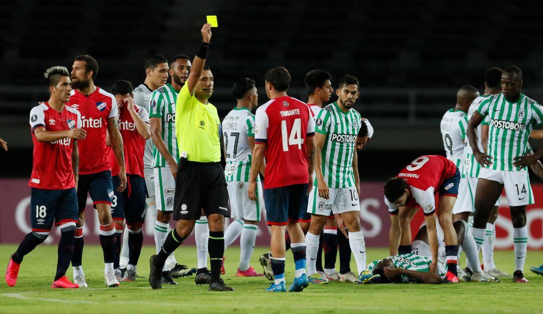 Los jugadores de ambos equipos trasladaron su enfrentamiento al campo de juego.