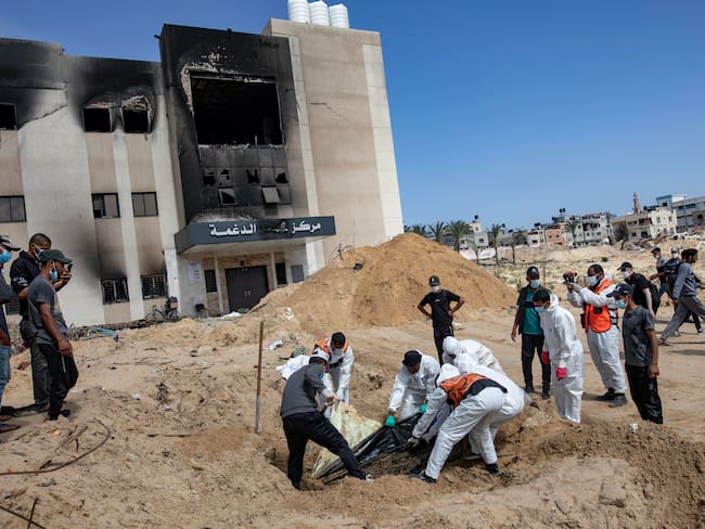 Gaza (---), 21/04/2024.- The Palestinian Civil Defense recovers 50 bodies from what they are calling a mass grave inside Nasser Hospital in Khan Yunis, Gaza April 21, 2024. More than 34,000 Palestinians and over 1,450 Israelis have been killed, according to the Palestinian Health Ministry and the Israel Defense Forces (IDF), since Hamas militants launched an attack against Israel from the Gaza Strip on 07 October 2023, and the Israeli operations in Gaza and the West Bank which followed it. EFE/EPA/HAITHAM IMAD
