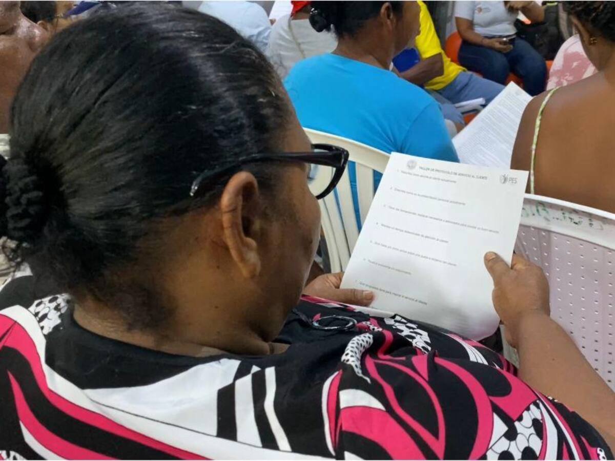 PES- Pedro Romero se reunió con comerciantes en Manzanillo del Mar