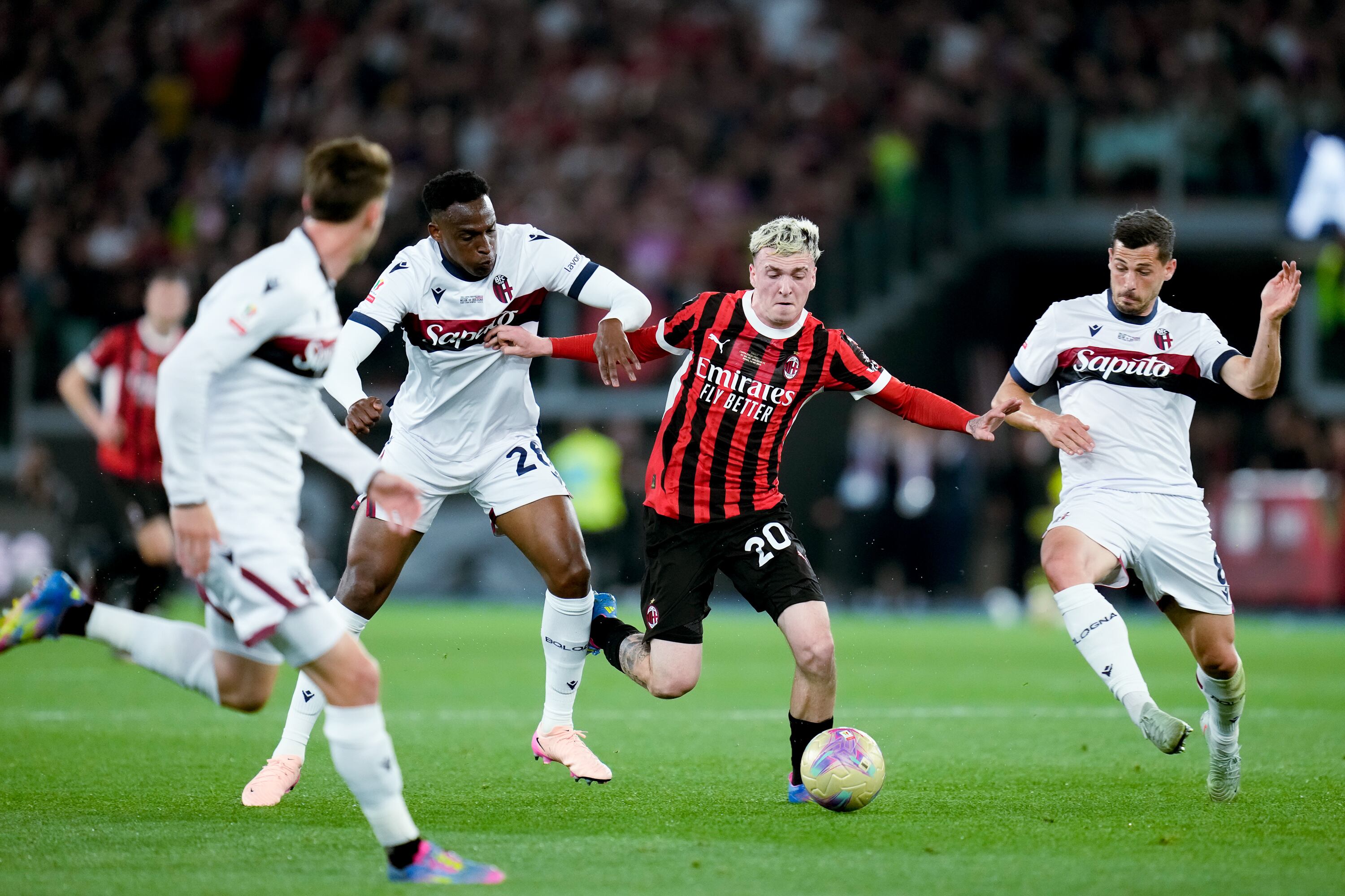 Alex Jimenez y Jhon Lucumí en la final entre Bologna FC y AC Milan por Copa Italia. (Photo by Giuseppe Maffia/NurPhoto via Getty Images)