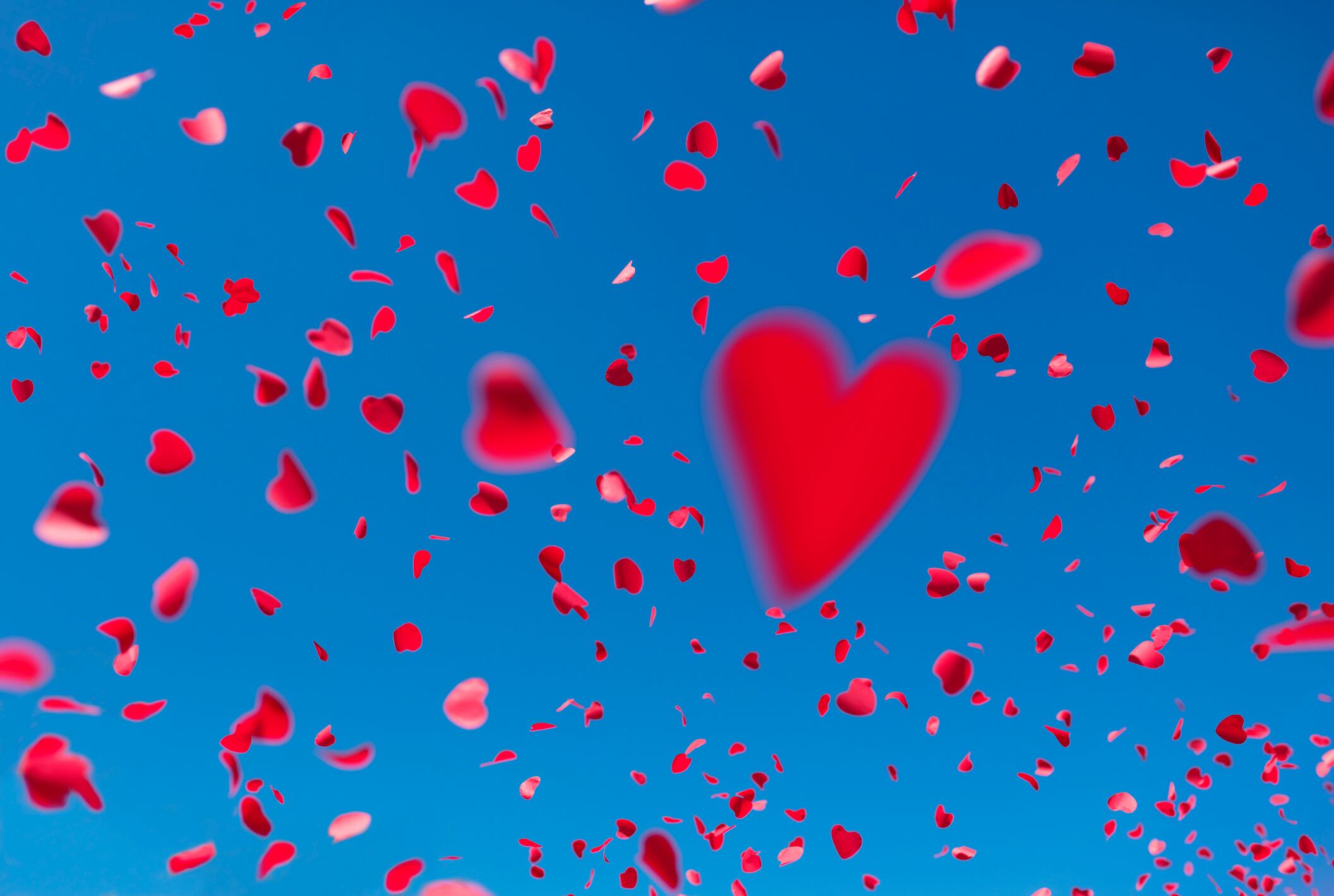 Imagen de un cielo azul con corazones de color rojo (Getty Images)