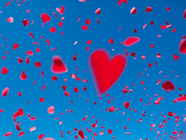 Imagen de un cielo azul con corazones de color rojo (Getty Images)