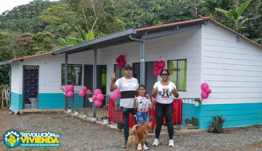 Entrega de viviendas a familias beneficiadas