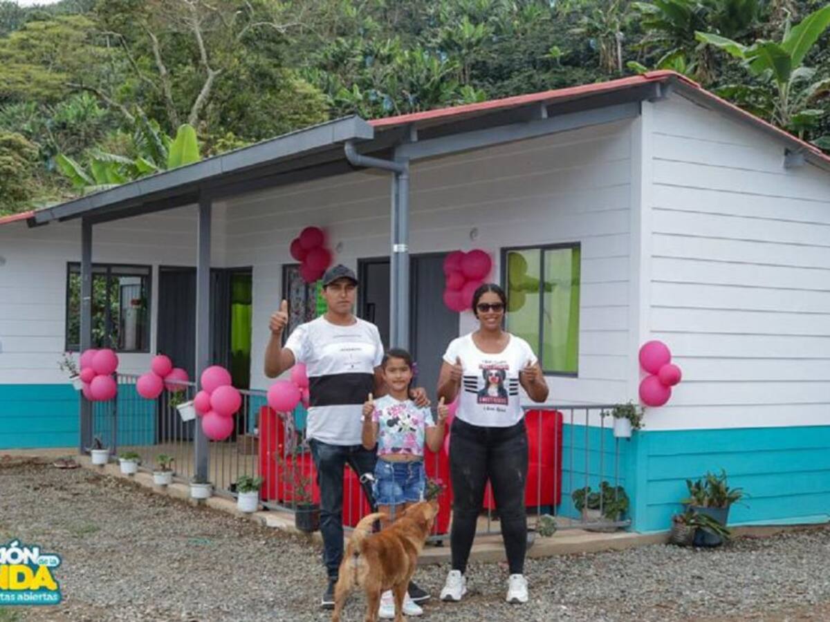 Cinco familias del occidente caldense recibieron casa nueva