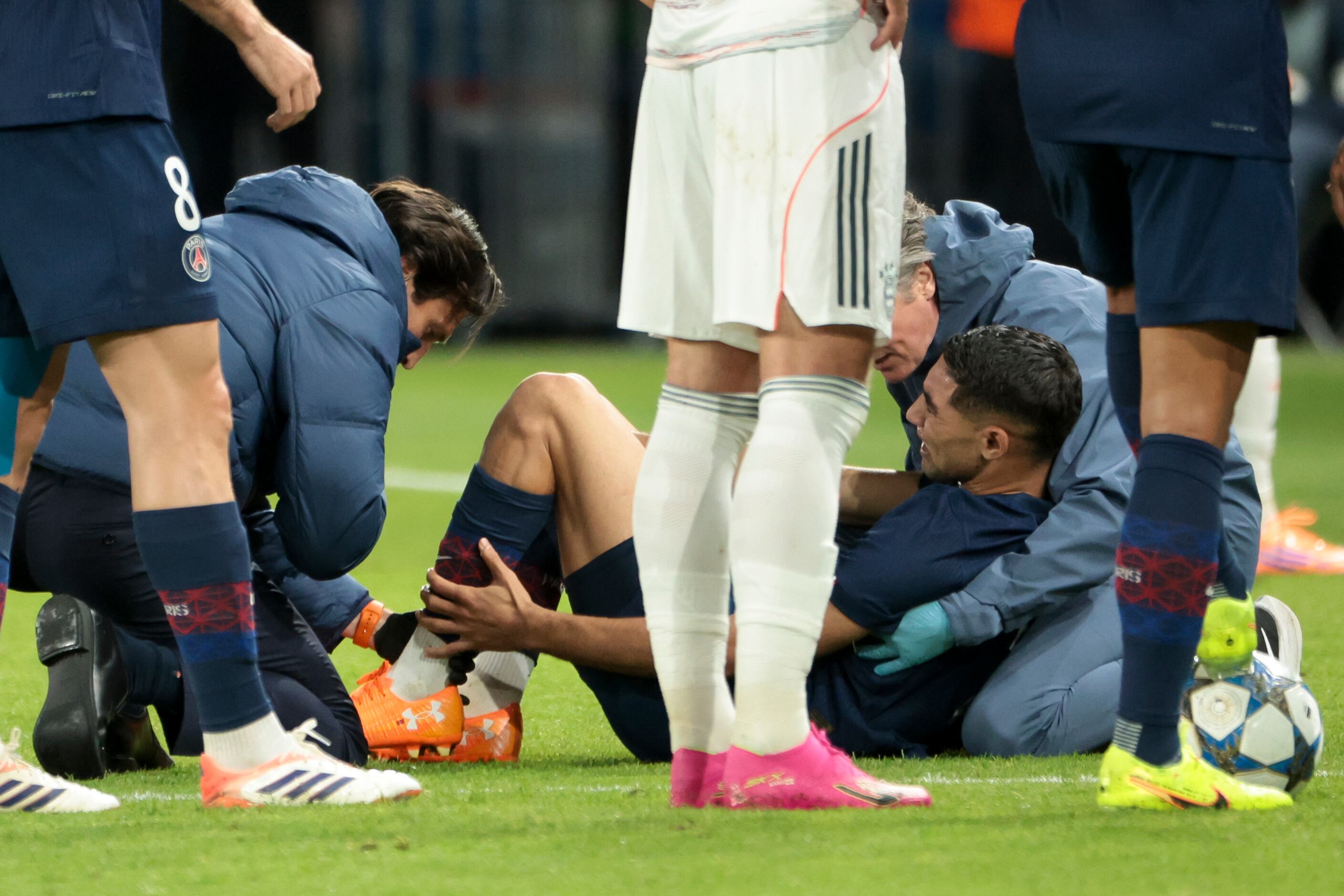 Achraf Hakimi tras la lesión que le ocasionó Luis Díaz. (Photo by Jean Catuffe/Getty Images)