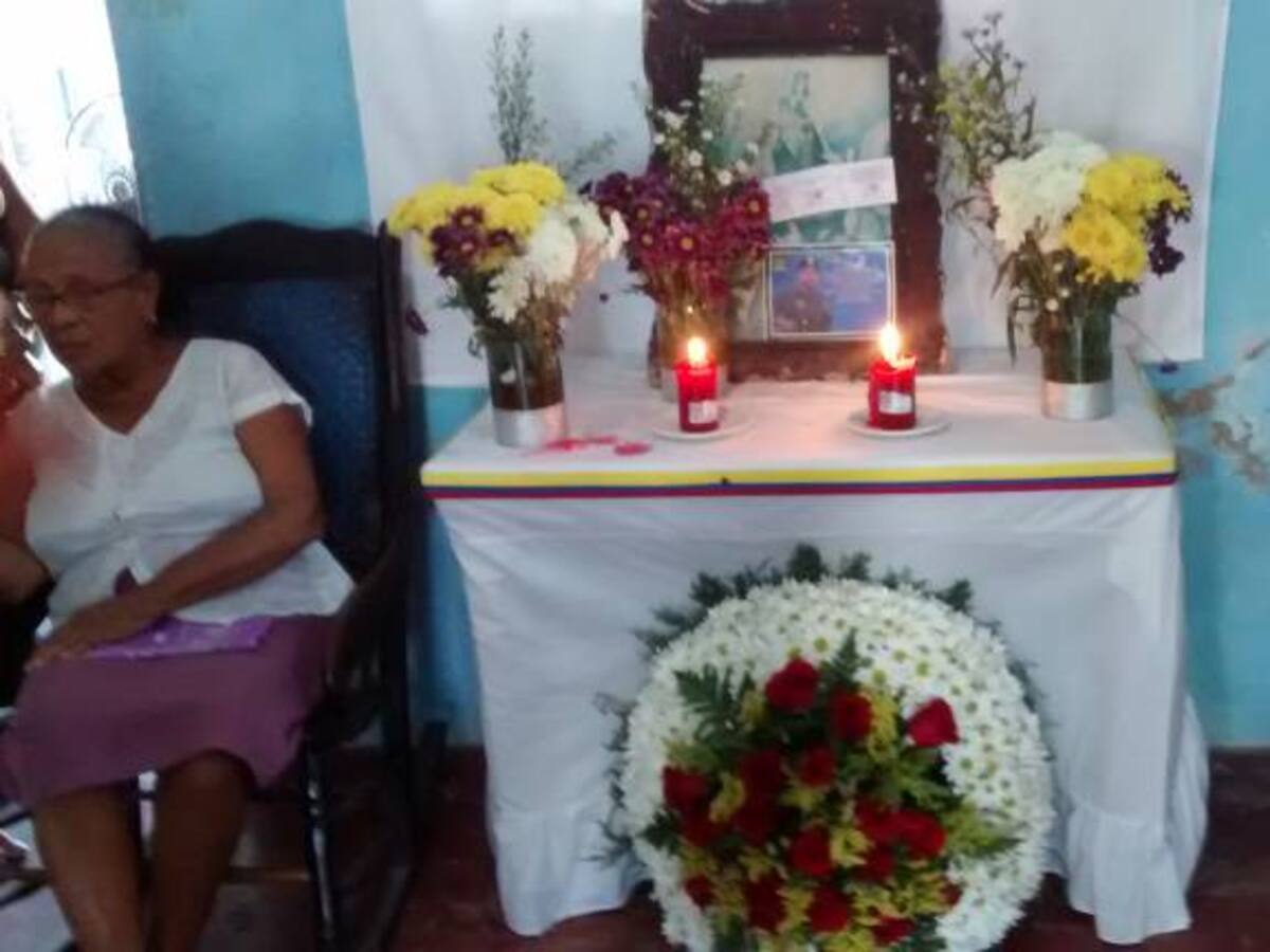 Cuerpo del patrullero es velado en su casa