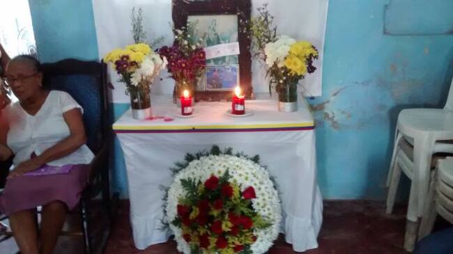 Altar de la velación del cuerpo del patrullero en el barrio Rebolo