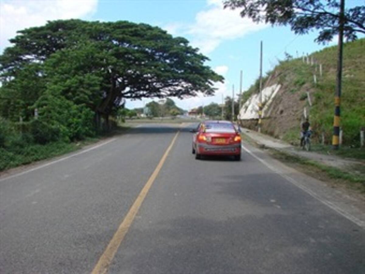 Dos muertos arrollados por un bus, en accidente en vías de Bolívar