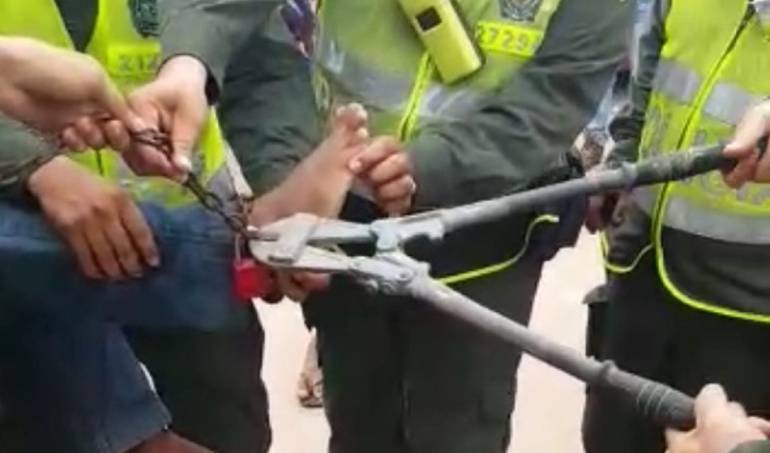 El menor fue rescatado por la Policía, que fue alertada por los vecinos.