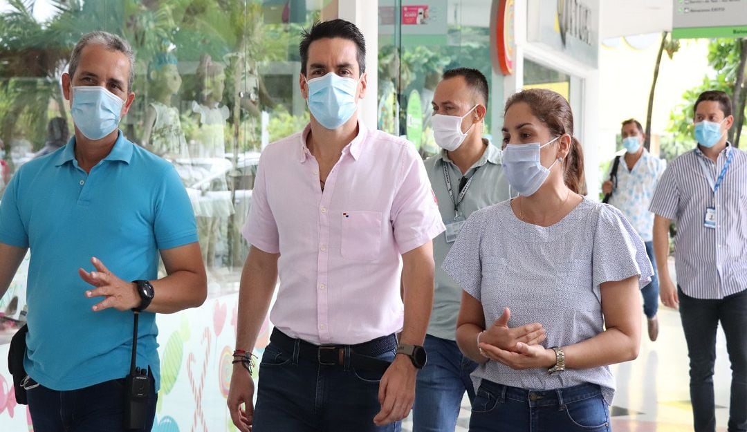 Carlos Ordosgoitia, alcalde de Montería (centro).