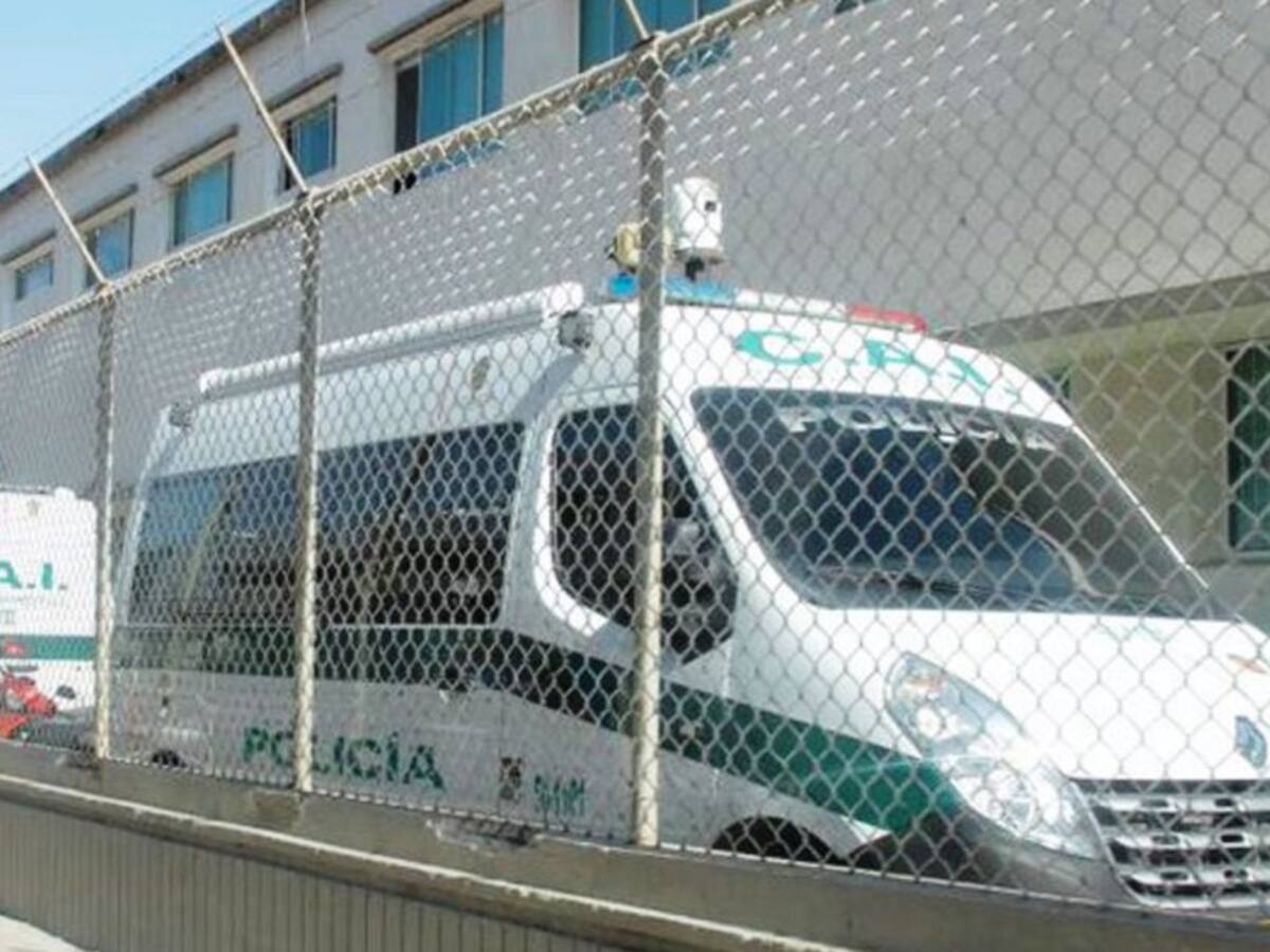 Con arma en mano, policía amenaza a agente de tránsito en Cartagena