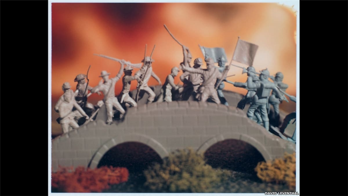 El fotógrafo estadounidense David Levinthal acaba de publicar un libro sobre el tema de la guerra, "War Games", que reúne obras de toda su carrera. Aquí: "Sin título. Hitler marcha hacia el Este".