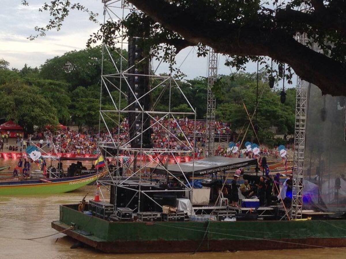 Las playas del Río Sinú se llenan de espectadores ansiosos por presenciar el primer concierto de la gira "Loco por Amor"