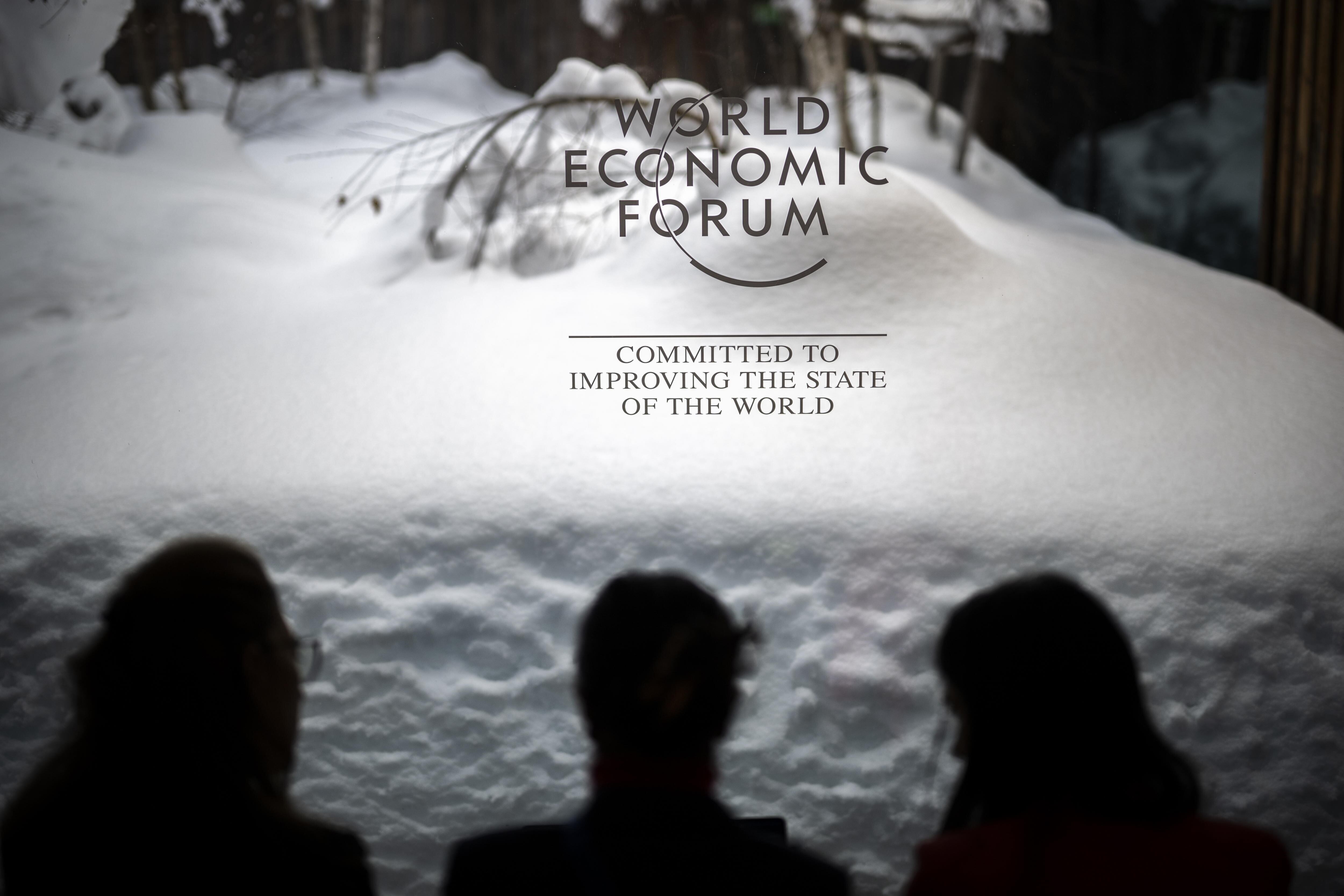 Davos (Switzerland), 15/01/2024.- Participants wait in front of a WEF logo, on the first day of the 54th annual meeting of the World Economic Forum (WEF), in Davos, Switzerland, 15 January 2024. The meeting brings together entrepreneurs, scientists, corporate and political leaders in Davos under the topic 'Rebuilding Trust' from 15 to 19 January. (Suiza) EFE/EPA/GIAN EHRENZELLER