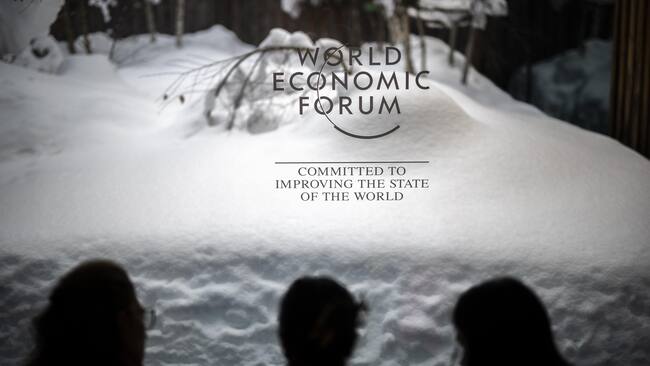 Davos (Switzerland), 15/01/2024.- Participants wait in front of a WEF logo, on the first day of the 54th annual meeting of the World Economic Forum (WEF), in Davos, Switzerland, 15 January 2024. The meeting brings together entrepreneurs, scientists, corporate and political leaders in Davos under the topic 'Rebuilding Trust' from 15 to 19 January. (Suiza) EFE/EPA/GIAN EHRENZELLER