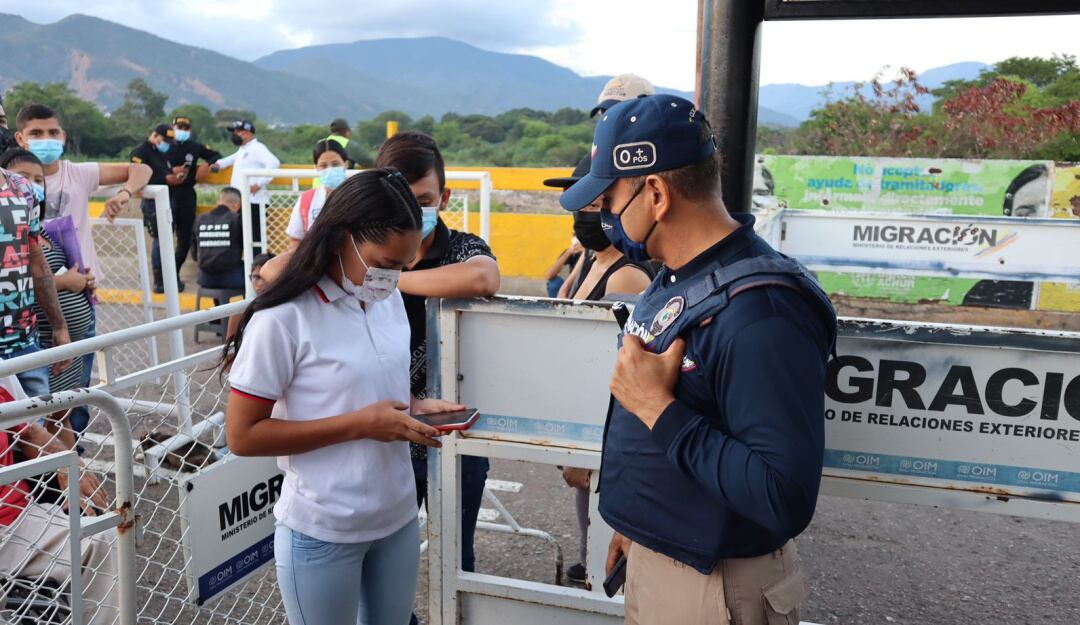 Estudiantes cruzando el puente