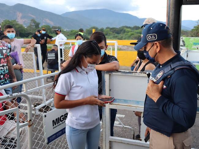 Estudiantes cruzando el puente