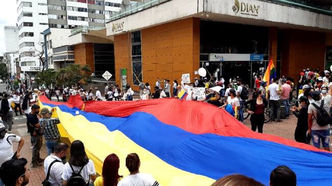 Enorme bandera de Colombia recorrió las calles de Armenia durante jornada de movilización