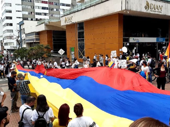 Enorme bandera de Colombia recorrió las calles de Armenia durante jornada de movilización