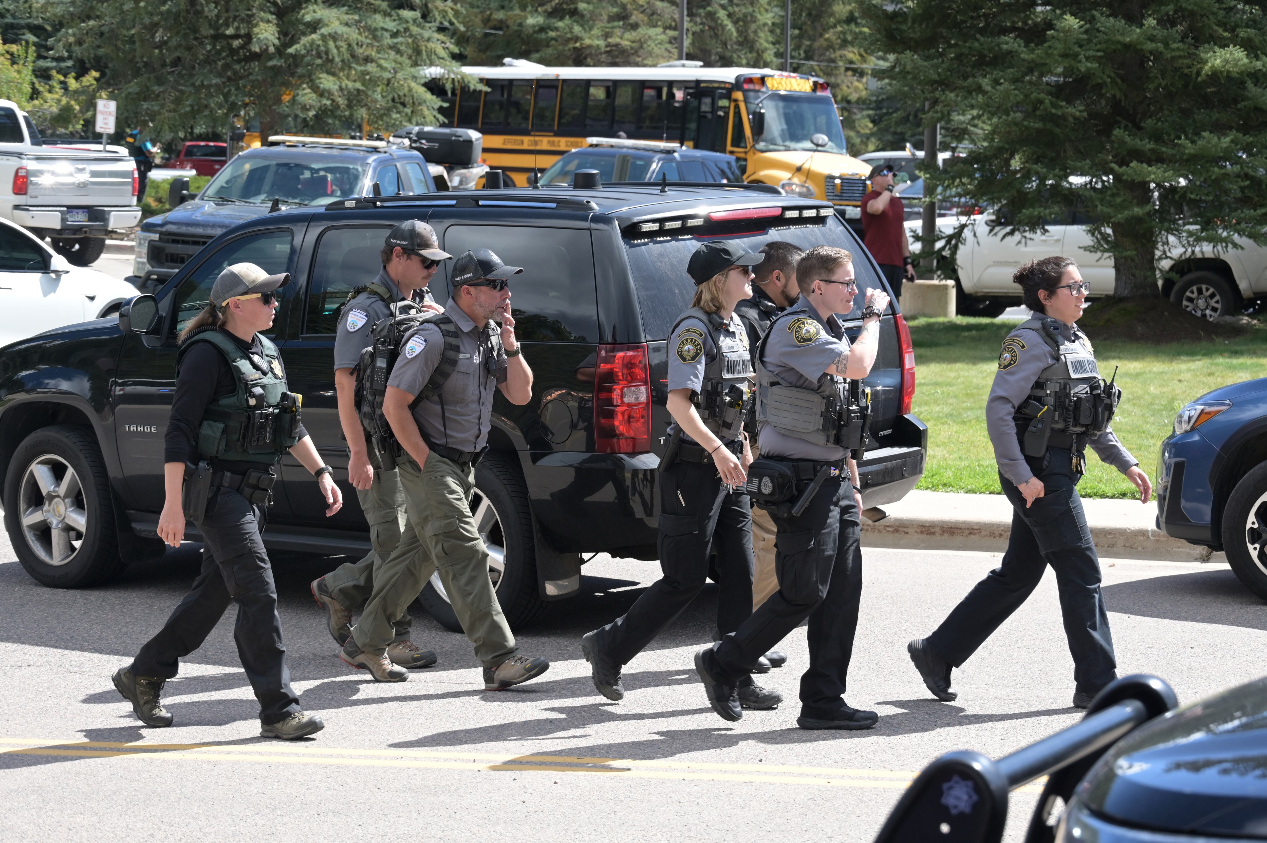 Agentes de la ley responden a un tiroteo en Evergreen High School en Evergreen, Colorado, el miércoles 10 de septiembre de 2025. (Foto de Hyoung Chang/The Denver Post)
