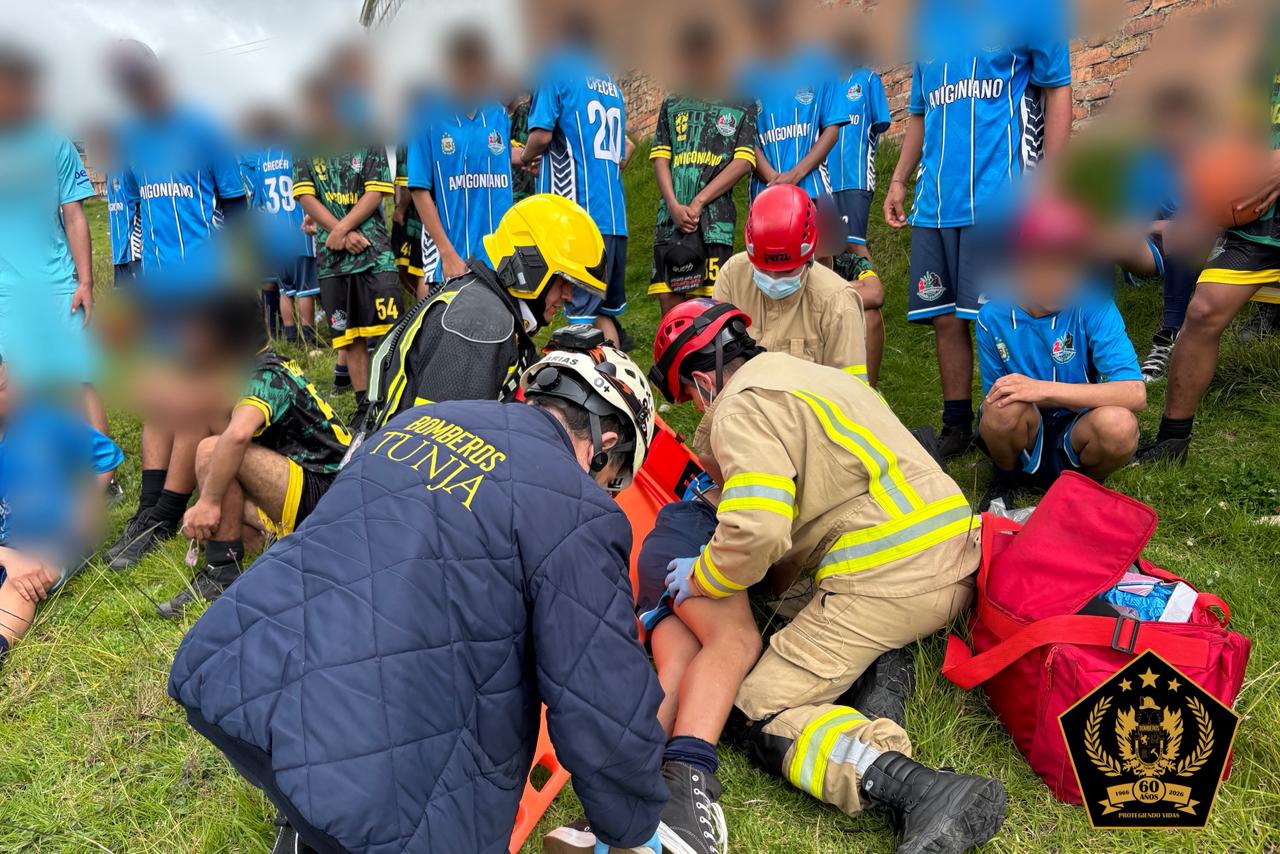 Bomberos Tunja realizó la valoración de dos menores, uno de 17 años y otro de 16 años quienes fueron trasladados al Hospital Universitario San Rafael de Tunja / Foto: Prensa Bomberos Tunja.