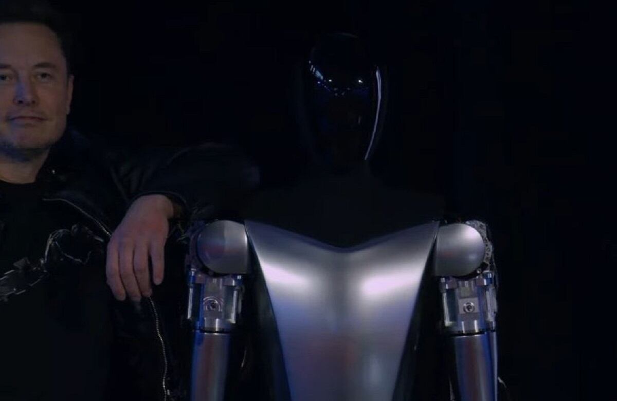 Elon Muk, CEO de Tesla y el prototipo de robot de Optimus / Foto (Twitter: Elon Musk)
