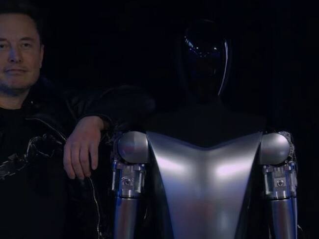 Elon Muk, CEO de Tesla y el prototipo de robot de Optimus / Foto (Twitter: Elon Musk)