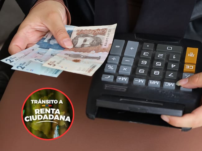 Persona haciendo cuentas en una calculadora y de fondo el logo del programa &#039;Tránsito a Renta Ciudadana&#039; (Fotos vía Getty Images y COLPRENSA).