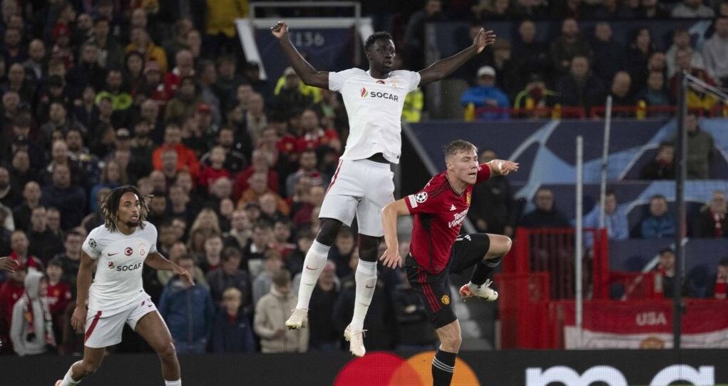 Davinson Sanchez durante el partido entre Galatasaray y Manchester United (Photo by Rasid Necati Aslim/Anadolu Agency via Getty Images)