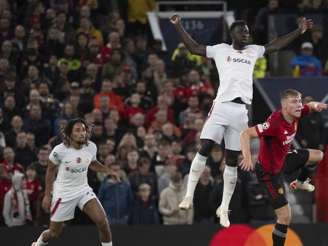 Davinson Sanchez durante el partido entre Galatasaray y Manchester United (Photo by Rasid Necati Aslim/Anadolu Agency via Getty Images)