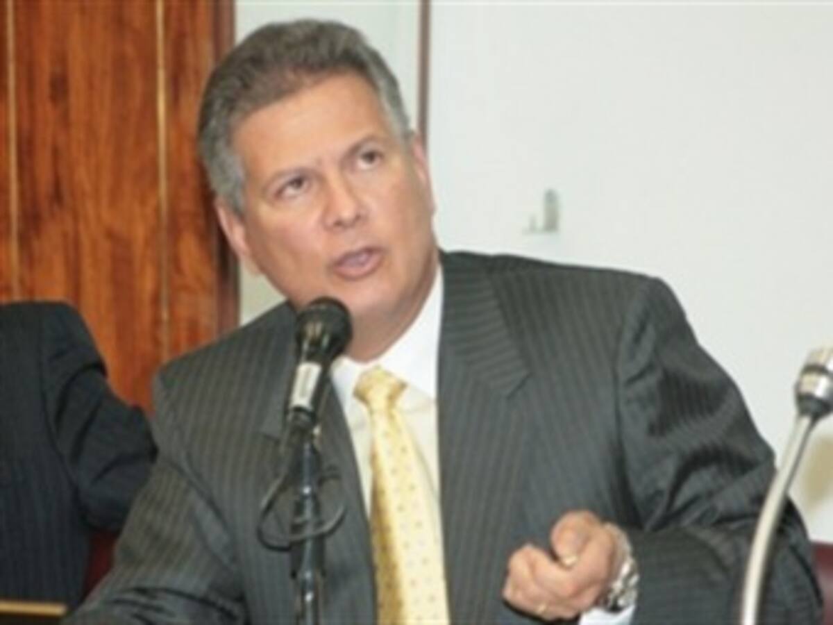 Guerra de la Espriella dice que renuncia a presidencia de Cambio Radical