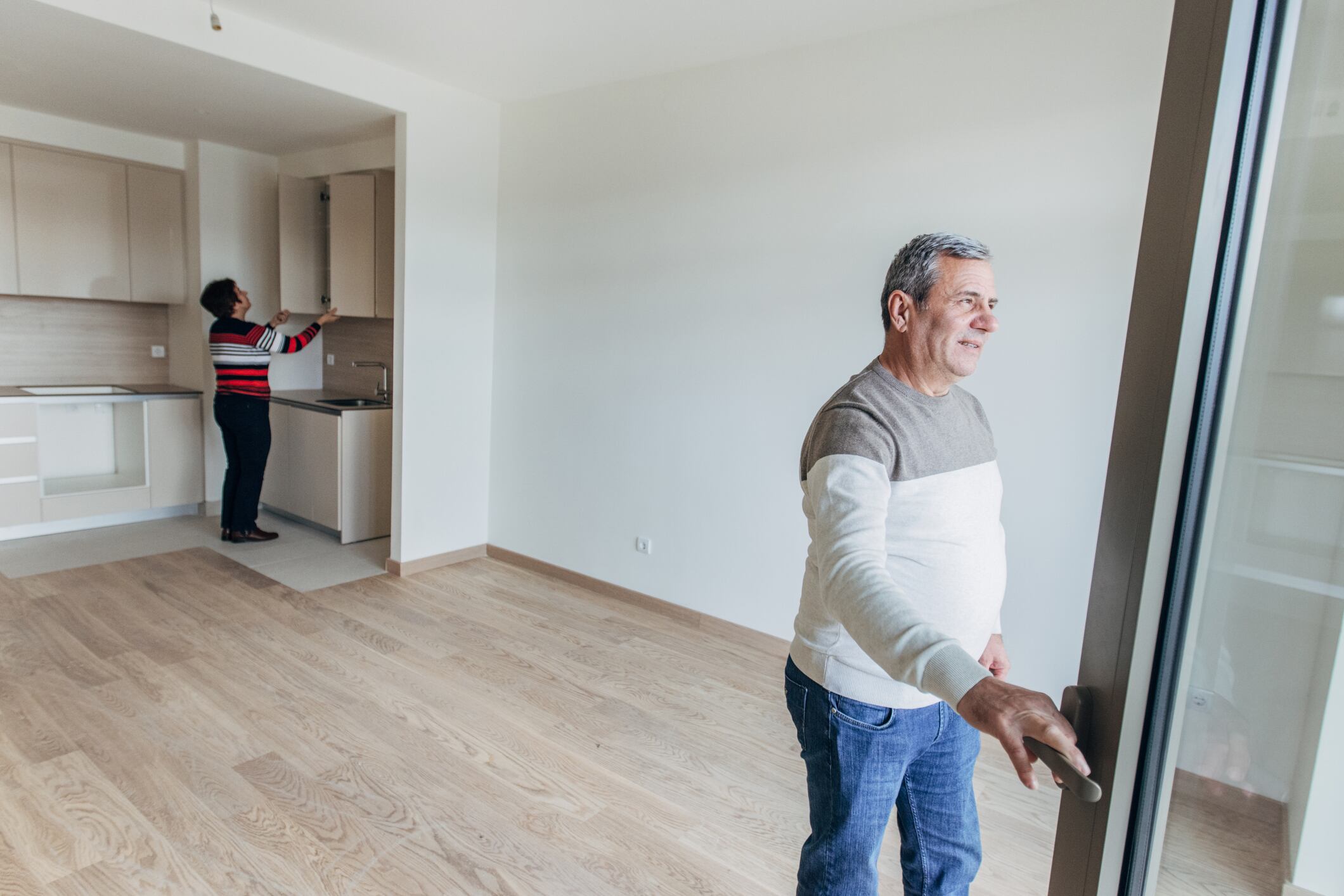 Pareja viendo lugar en arriendo, imagen de referencia // Getty Images