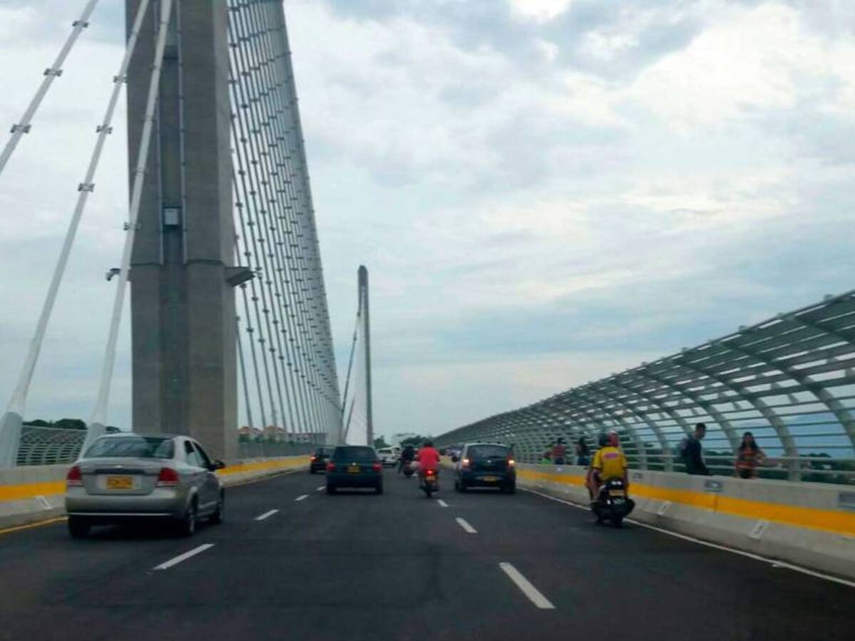 Siguen accidentes por vehículos parqueados en Viaducto Provincial